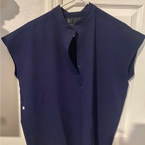 FIGS Women's Navy Top - Picture 1 of 7